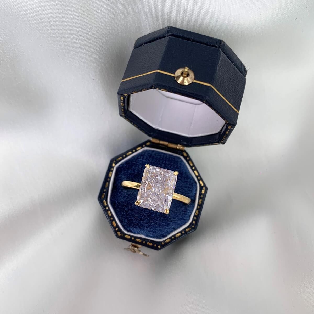 18k yellow gold radiant cut diamond 4.0 carat ring